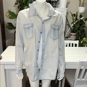 One western oversized, pearl snap button shirt Light acid wash Denim chambray 🕰️